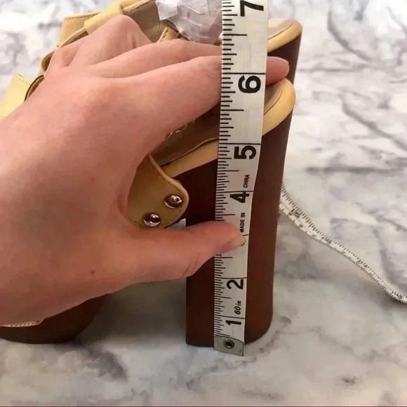 NWT Bucco Erikine Cream Faux Leather Strappy Heels Sandals Women's Size 8 9.5 - Picture 4 of 7